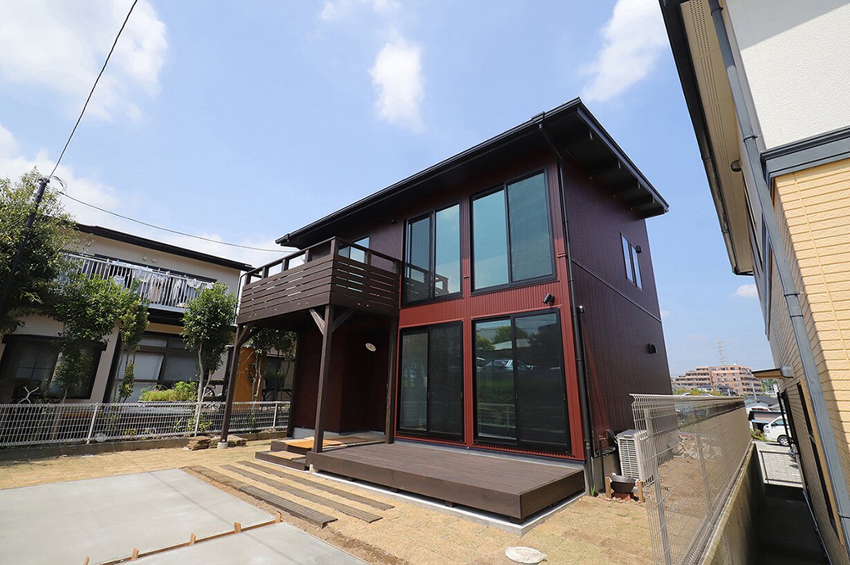 オータムレッドの外観×遊び心あふれるアクセントクロスの住まい