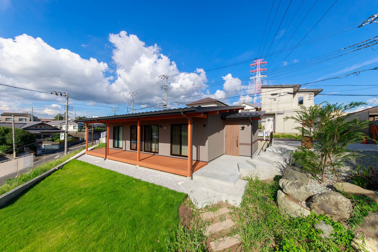 北欧デザインとジャパニーズモダンが融合した緑豊かな野に建つ平屋