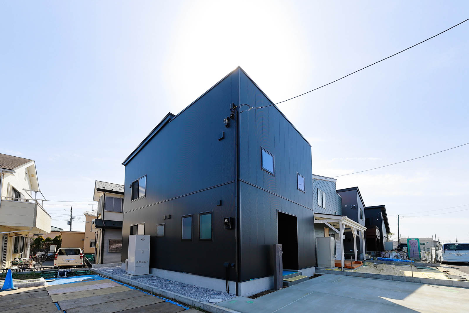 屋上が第二のリビング。湘南の狭小地を有効に活かした屋上付きプラン